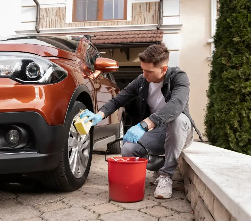 Lavage auto à domicile Courthézon : professionnel intervenant sur un véhicule